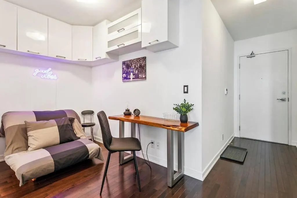 Luxury Condo - Steps To Everything - Balcony View Toronto Apartment