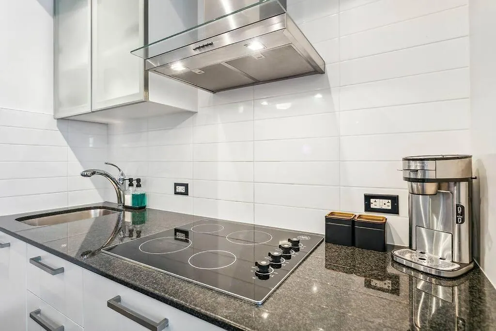 Luxury Condo - Steps To Everything - Balcony View Toronto Apartment