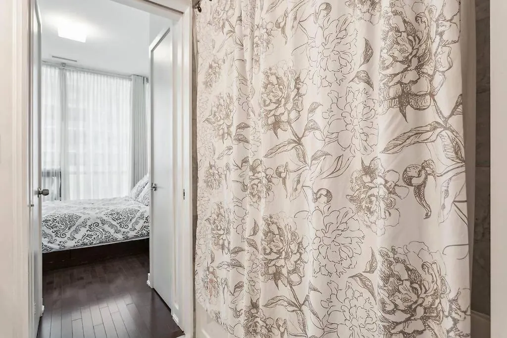 Luxury Condo - Steps To Everything - Balcony View Toronto Apartment